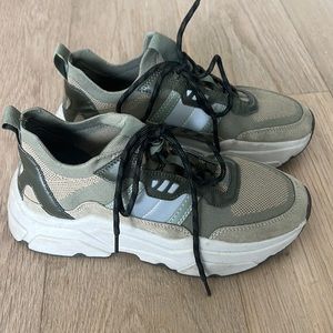 Green H&M sneaker - size 38